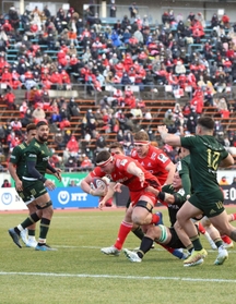 熱戦を展開する神戸、トヨタの両フィフティーン＝２８日午後、神戸市須磨区緑台、ユニバー記念競技場