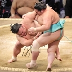 初場所で綱とりの期待がかかる大関貴景勝（左）＝11月14日、福岡国際センター