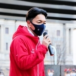 報告会であいさつする中央大の藤原正和監督＝東京都千代田区