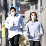 ランニングする玉井陸斗（左）と板橋美波＝宝塚市川面
