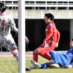 追手門学院－日ノ本　前半、先制ゴールを決めた日ノ本の岡林（中央）