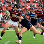 東海大大阪仰星-報徳　後半、スピード感ある突破で攻め込む報徳の伊藤（左端）＝大阪府東大阪市、花園ラグビー場