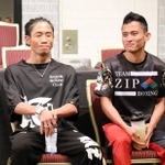 対戦相手のメルビン・ジェルサエム（右）とともに笑顔を見せる谷口将隆＝大阪市内