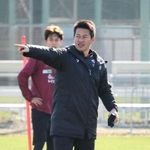 今季初の全体練習で選手に指示を出す神戸の吉田監督＝神戸市西区、いぶきの森球技場
