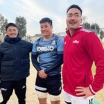 報徳の後輩たちにエールを送った（左から）神戸の日和佐、前田、井上＝神戸市東灘区御影浜町、神鋼灘浜グラウンド