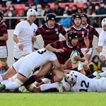 準決勝の天理戦で攻め込む報徳の選手ら＝５日、大阪府東大阪市、花園ラグビー場