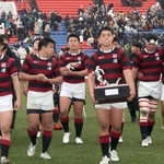東福岡に敗れて優勝を逃し、肩を落としてベンチへ戻る報徳フィフティーン＝７日午後、大阪府東大阪市、花園ラグビー場