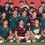 優勝した東福岡フィフティーンと写真に納まる報徳の植浦慎仁主将（手前中央）＝７日午後、大阪府東大阪市、花園ラグビー場