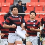 準優勝の表彰状を手に、客席の応援団にあいさつに向かう報徳の植浦慎仁主将（左）＝７日午後、大阪府東大阪市の花園ラグビー場