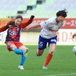 ＩＮＡＣ神戸-新潟　後半、シュートを放つＩＮＡＣ神戸の伊藤美紀（左）＝ノエビアスタジアム神戸