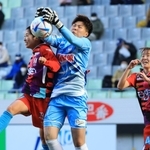 ＩＮＡＣ神戸-新潟　後半、新潟のＧＫ高橋智子（中央）と空中で競り合うＩＮＡＣ神戸の成宮唯（左）。右は愛川陽菜＝ノエビアスタジアム神戸