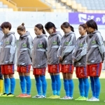 新潟との試合を前に、亡くなったペレさんに黙とうをささげるＩＮＡＣ神戸イレブン＝ノエビアスタジアム神戸