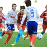 ＩＮＡＣ神戸-新潟　試合終了間際、ＩＮＡＣ神戸の守屋都弥（中央）がシュートを決め、２-１と勝ち越す＝ノエビアスタジアム神戸