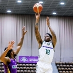 山形-西宮　第１クオーター、シュートを放つ西宮のジョーンズ（Ｃ）B.LEAGUE