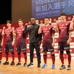 集まったサポーターに紹介されたＪ１神戸の新加入選手。Ｃ大阪から移籍したジェアンパトリッキ（右から４人目）や湘南から移籍した斉藤（同３人目）らが決意を語った＝８日午後、神戸市中央区港島中町６