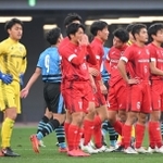 全国高校サッカー選手権決勝で岡山学芸館に敗れ、準優勝となった東山の仲里勇真（６）ら＝９日、東京・国立競技場