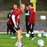 キャンプ初日からチームに合流した神戸のイニエスタ（中央）＝沖縄県西原町、西原町民陸上競技場（Ｃ）ＶＩＳＳＥＬ　ＫＯＢＥ