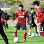 キャンプ初日からチームに合流した神戸の新加入ＦＷ川崎（中央）＝沖縄県西原町、西原町民陸上競技場（Ｃ）ＶＩＳＳＥＬ　ＫＯＢＥ