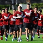 チームに合流したイニエスタ（中央）を先頭にランニングする神戸イレブン＝沖縄県西原町、西原町民陸上競技場（Ｃ）ＶＩＳＳＥＬ　ＫＯＢＥ