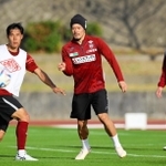 オフに体を絞り、今季への決意をみなぎらせる神戸のＭＦ山口蛍（中央）＝沖縄県西原町、西原町民陸上競技場（Ｃ）ＶＩＳＳＥＬ　ＫＯＢＥ