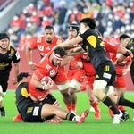 神戸-東京ＳＧ　前半、相手をかわし中央から突破する神戸のクッツェー（中央）＝ノエビアスタジアム神戸