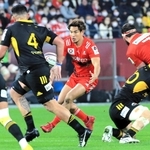 後半、走りながらボールを受ける神戸のＦＢ山中（中央）＝ノエビアスタジアム神戸（撮影・中西大二）