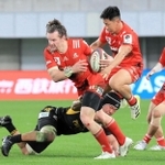 後半、相手を振り切り突進する神戸のリトル＝ノエビアスタジアム神戸（撮影・中西大二）