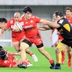 後半、相手選手をかわして走り込む神戸の王＝ノエビアスタジアム神戸（撮影・中西大二）