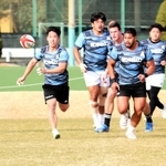 神鋼灘浜グラウンドで練習する神戸の選手たち。阪神・淡路大震災で液状化した面影はない＝６日午後、神戸市東灘区御影浜町
