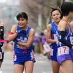 兵庫の１区永長里緒（右）からたすきを受け走り出す２区石松愛朱加＝１５日午後、京都市北区