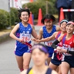 兵庫の５区大西文香（左）からたすきを受け取り走り出す６区塩崎彩理（左から２人目）＝京都市内