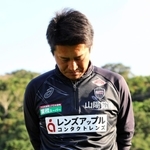 「感じた恐怖は一生忘れない」。震災の記憶を胸に黙とうするＪ１神戸の吉田孝行監督＝沖縄県西原町、西原町民陸上競技場ⓒＶＩＳＳＥＬ　ＫＯＢＥ