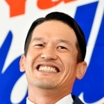 引退会見で笑顔を見せる坂口智隆＝２０２２年９月３０日、神宮球場