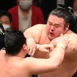 流血しながら錦富士（左）に攻め込む貴景勝＝15日、両国国技館