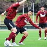 ポルトガルでの試練を経て、神戸での活躍を期すＦＷ川崎修平（中央）＝沖縄県西原町、西原町民陸上競技場ⓒＶＩＳＳＥＬ　ＫＯＢＥ