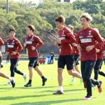 ランニングで汗を流す大迫（手前右端）ら神戸の選手たち＝２０日午前、沖縄県西原町、西原町民陸上競技場
