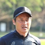 公開練習後、取材に応じる神戸の吉田監督＝２０日午前、沖縄県西原町、西原町民陸上競技場