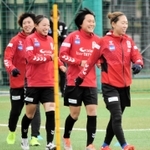 ＩＮＡＣ神戸に期限付きで加入した小山史乃観（右から２人目）＝１月２０日、神戸市東灘区の神戸レディースフットボールセンター