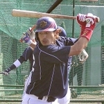 春季キャンプで懸命にバットを振る坂口智隆外野手＝２００７年２月、宮古島