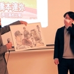 美術の授業を担当していた中学時代の監督から似顔絵入りの絵画を手渡される橋本達弥（右）＝長田高校