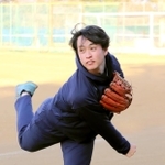 母校のグラウンドで汗を流す橋本達弥＝長田高校