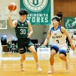 西宮-東京Ｚ　第２クオーター、ノールックパスを出す西宮の金田（左）（Ｃ）B.LEAGUE