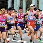 スタートする兵庫の１区長嶋幸宝（２８）＝２２日午後、広島市の平和記念公園前