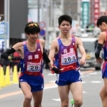 区間賞を獲得した兵庫の２区新妻遼己（右）から３区の目片将大にたすきリレー＝広島市内