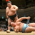 琴勝峰（右）をすくい投げで下し、優勝を決めた貴景勝＝２２日午後、両国国技館（撮影・伊藤笙子）