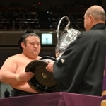 日本相撲協会の八角理事長（右）から賜杯を受け取る大関貴景勝＝２２日午後、両国国技館（撮影・伊藤笙子）