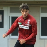 20日の公開練習でボールを操る神戸のトゥーレル＝沖縄県西原町、西原町民陸上競技場