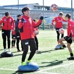 28日の皇后杯決勝に向けて調整する高瀬（手前）らＩＮＡＣ神戸の選手たち＝神戸市東灘区、神戸レディースフットボールセンター