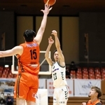 愛媛-西宮　第２クオーター、シュートを放つ西宮の道原（中央）