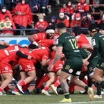 神戸-トヨタ　前半、神戸はモールから押し込んでトライ。１２-９と逆転する＝神戸市須磨区、ユニバー記念競技場